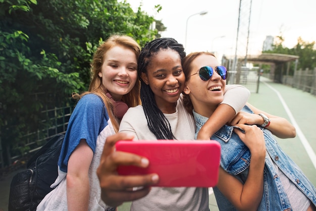 Freunde, die ein Selfie nehmen