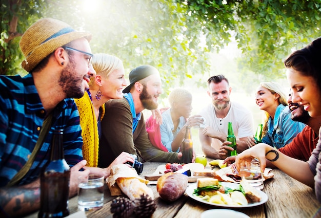 Freunde, die eine Party im Park haben