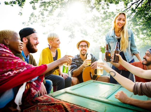 Freunde, die eine Party im Park haben