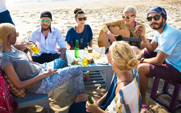 Freunde, die eine Strandparty haben