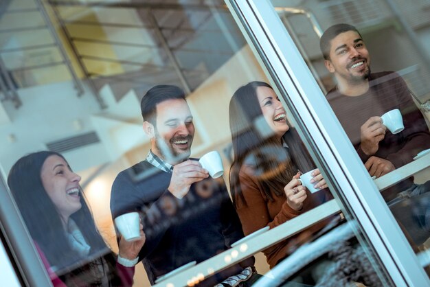 Freunde, die eine tolle Zeit im Café haben