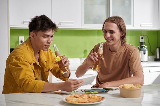 Freunde, die Flaschenbier trinken