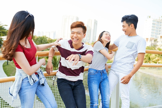 Freunde, die gemeinsam Spaß im Freien haben