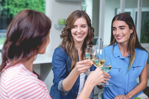 Freunde, die Glas Wein rösten