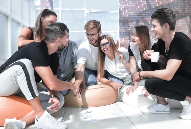 Foto freunde, die hände rütteln, wenn sie ein neues projekt besprechen