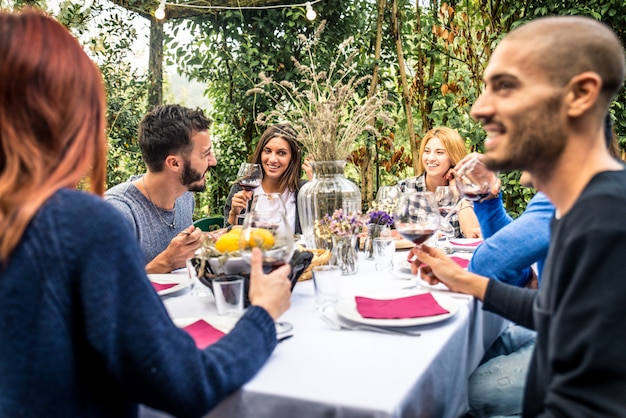 Freunde, die im Garten zu Abend essen