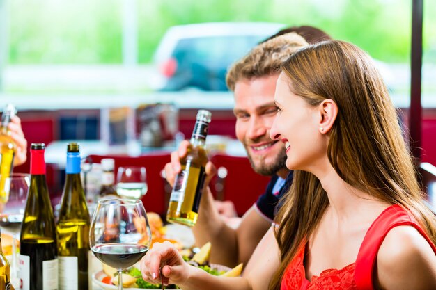 Foto freunde, die im schnellimbissrestaurant essen und trinken