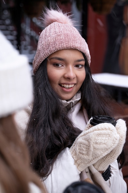 Foto freunde, die im winter zusammen reisen