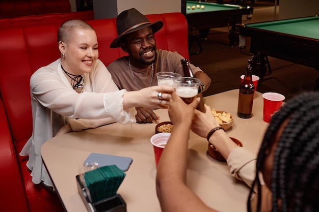 Freunde, die in einem Diner trinken