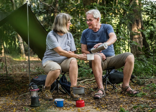 Freunde, die Kaffee auf einem Campingplatz trinken