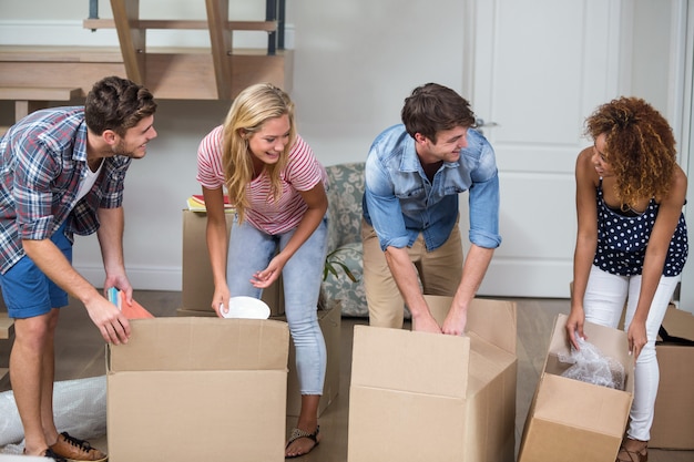 Freunde, die Karton im neuen Haus auspacken