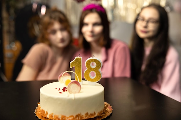 Freunde, die Mädchen alles Gute zum Geburtstag Geburtstagskuchen präsentieren