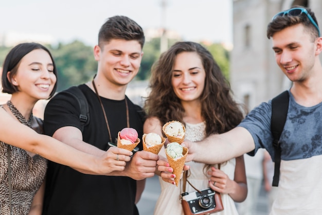 Foto freunde, die mit eiscreme zujubeln