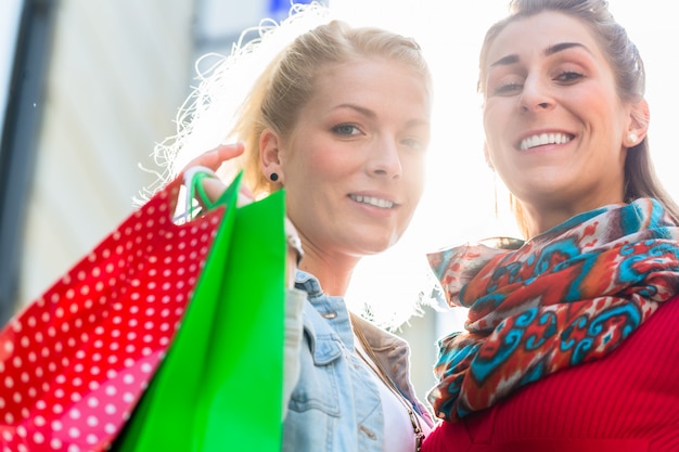 Freunde, die mit Taschen in der Stadt kaufen