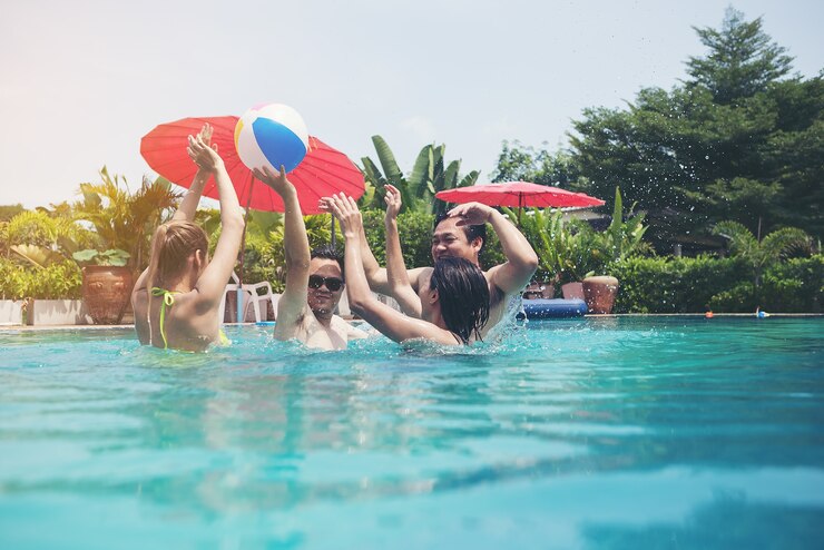 Freunde, die Party in einem Swimmingpool haben
