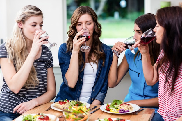 Freunde, die Rotwein trinken