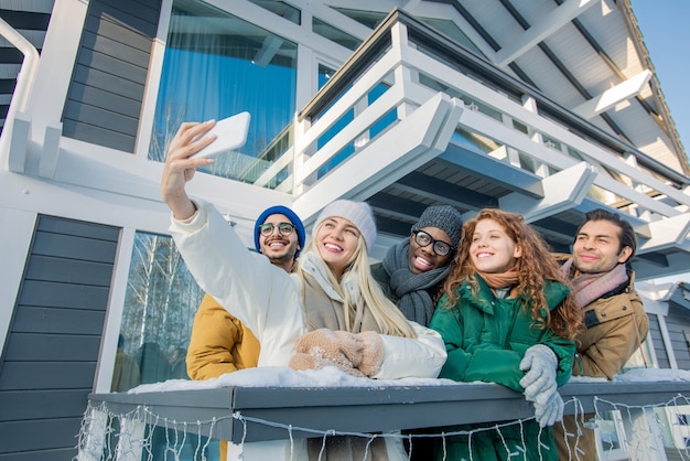 Freunde, die Selfie auf Smartphone nehmen