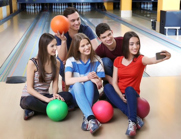 Freunde, die Selfie im Bowlingclub nehmen