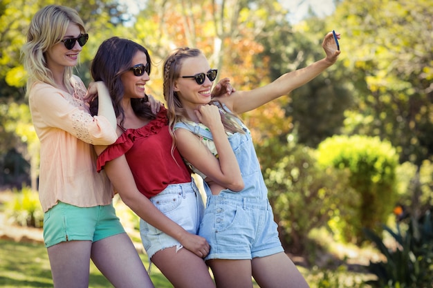 Freunde, die Selfie mit Handy nehmen