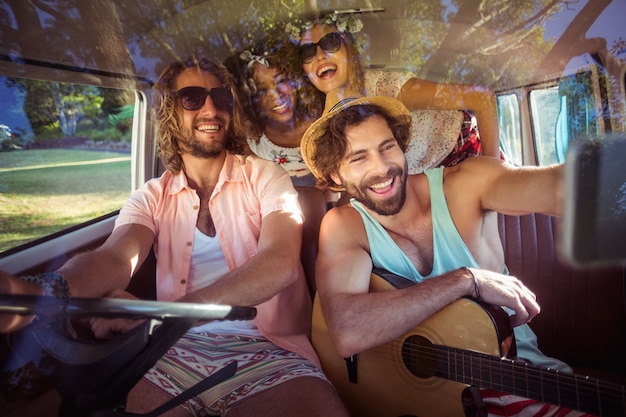 Freunde, die Selfie vom Handy nehmen