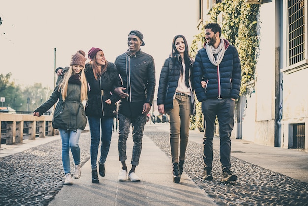 Freunde, die sich im Freien verbinden