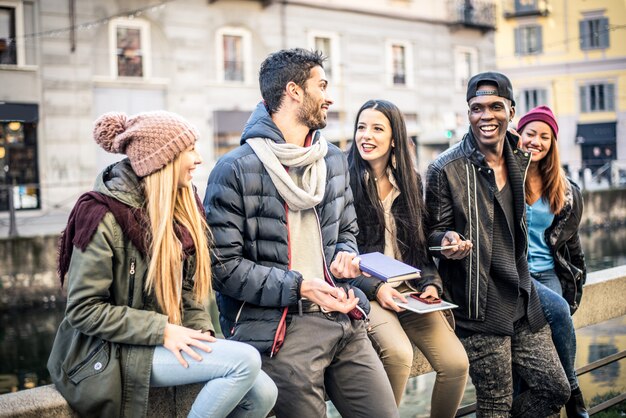 Freunde, die sich im Freien verbinden