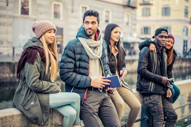 Freunde, die sich im Freien verbinden