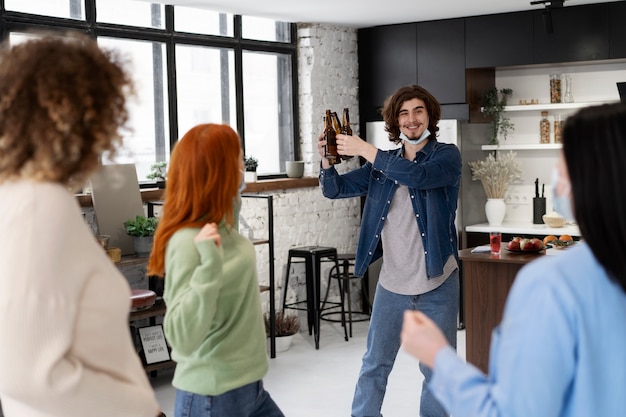 Freunde, die sich während der Covid auf der Party amüsieren