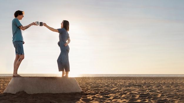 Foto freunde, die spaß am meer haben