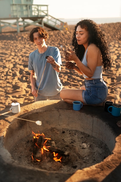 Foto freunde, die spaß am meer haben