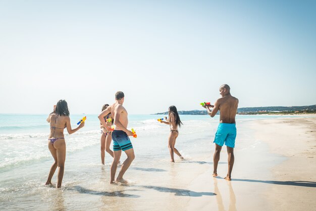 Freunde, die Spaß am Strand haben