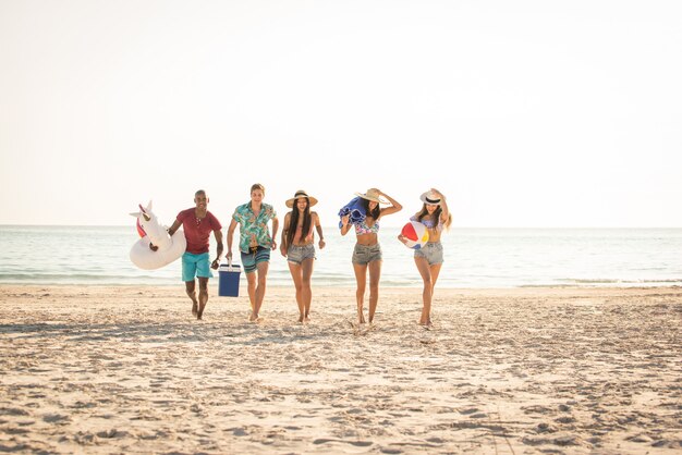 Freunde, die Spaß am Strand haben