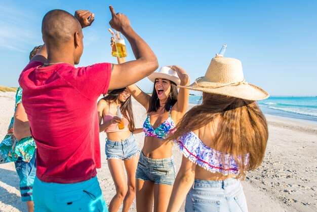 Freunde, die Spaß am Strand haben