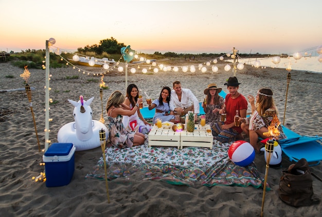 Freunde, die Spaß am Strand haben