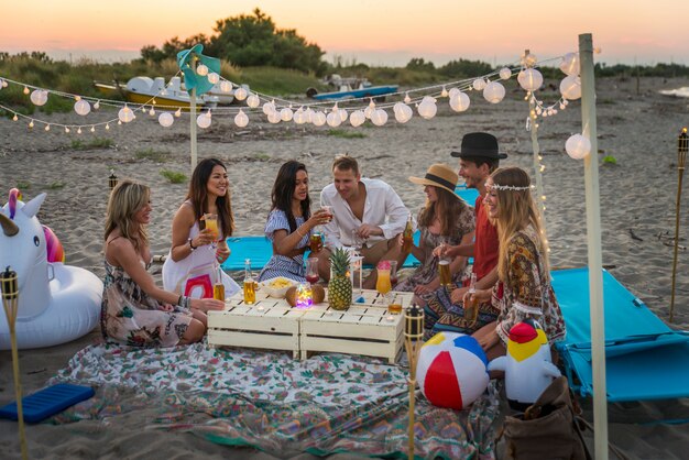 Freunde, die Spaß am Strand haben