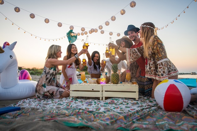 Freunde, die Spaß am Strand haben