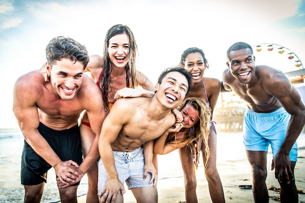 Freunde, die Spaß am Strand haben