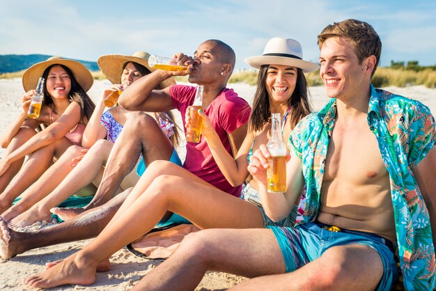 Freunde, die Spaß am Strand haben