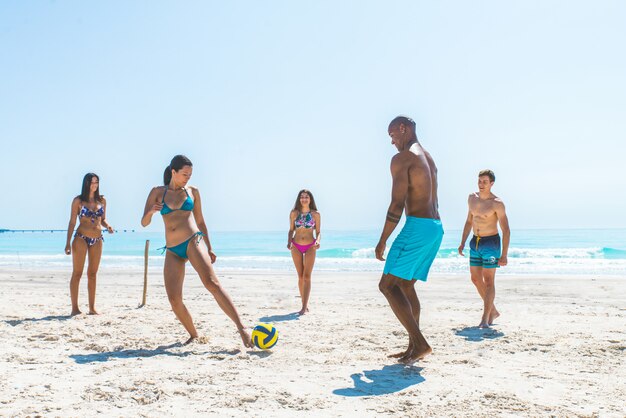 Freunde, die Spaß am Strand haben