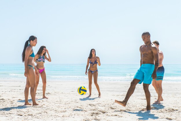 Freunde, die Spaß am Strand haben