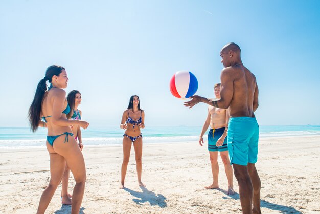 Freunde, die Spaß am Strand haben