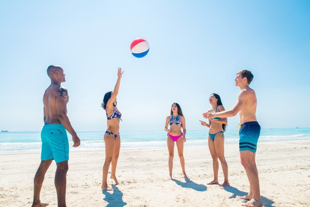 Freunde, die Spaß am Strand haben