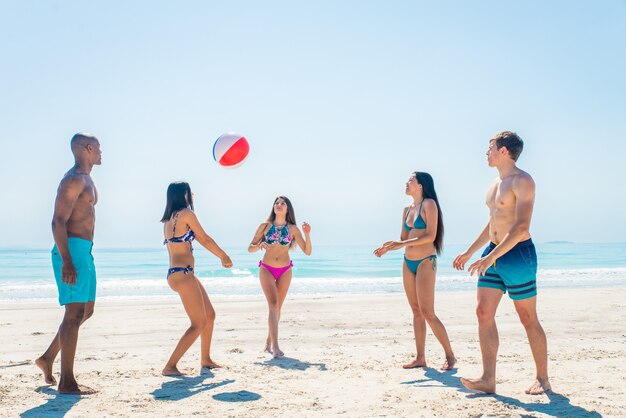 Freunde, die Spaß am Strand haben