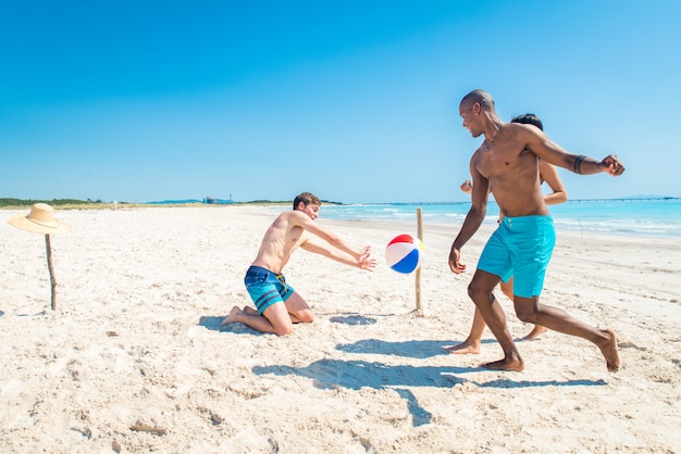 Freunde, die Spaß am Strand haben