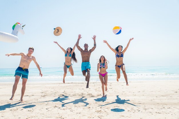 Freunde, die spaß am strand haben