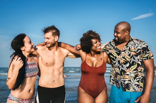 Freunde, die Spaß am Strand haben