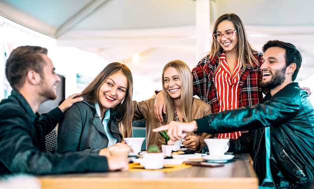 Freunde, die spaß an der kaffeebar haben