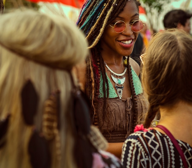 Foto freunde, die spaß an einem musikfestival haben