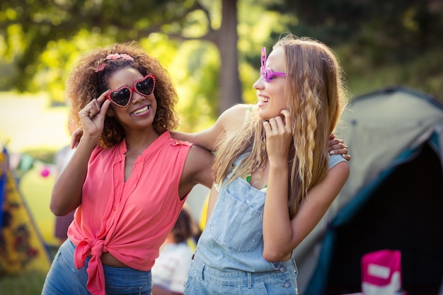 Freunde, die Spaß auf dem Campingplatz haben