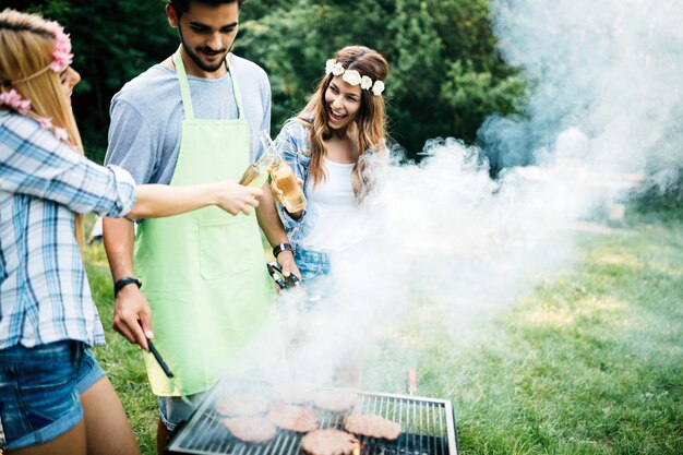 Freunde, die Spaß beim Grillen in der Natur haben